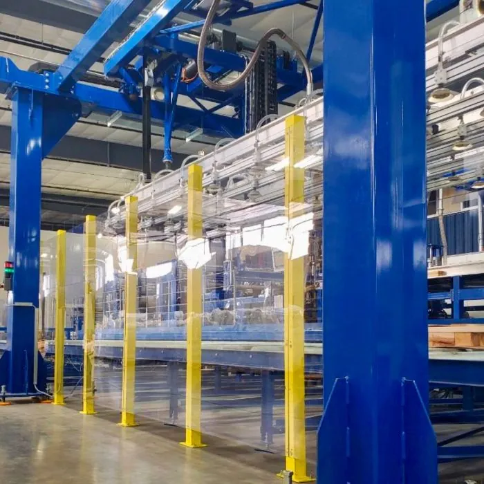 Barreira de proteção de máquinas com painéis transparentes em fábrica