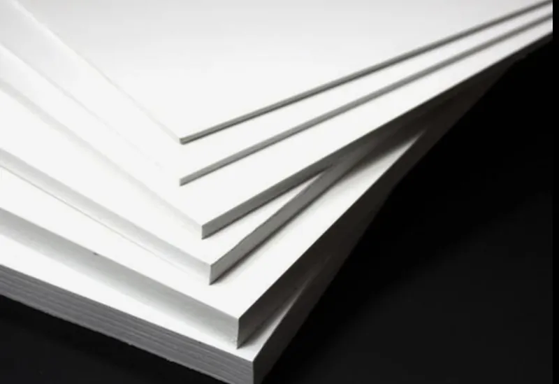 Chapas brancas de PVC expandido em leque sobre fundo preto