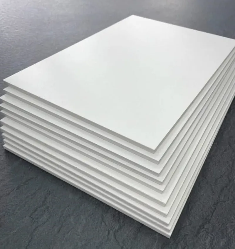 Pilha de chapas de PVC expandido branco sobre bancada cinza